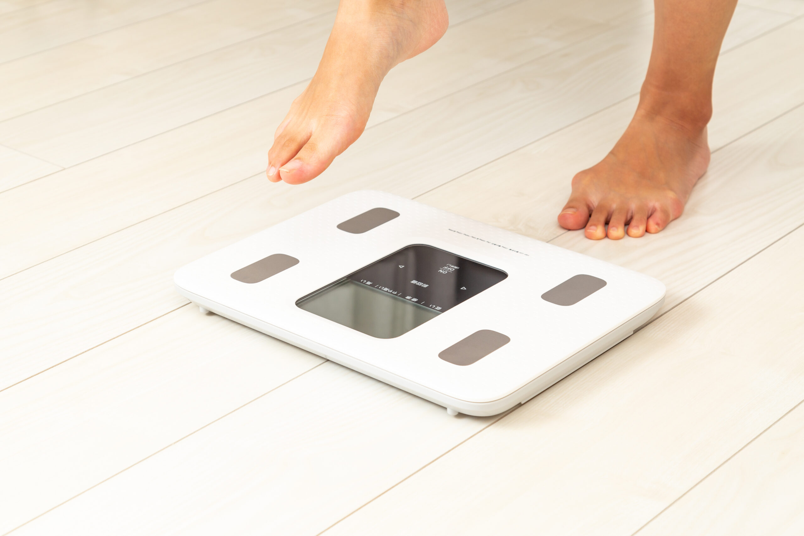 体重計にのる女性の足 体重計にのる女性の足