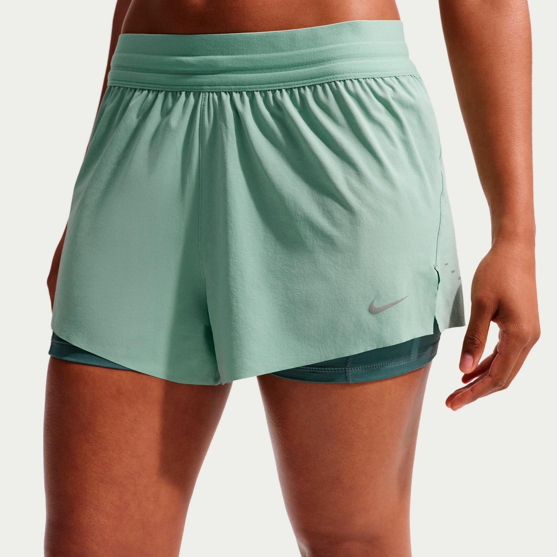 Nike Swift Laufshorts Damen - hellgrün, silber