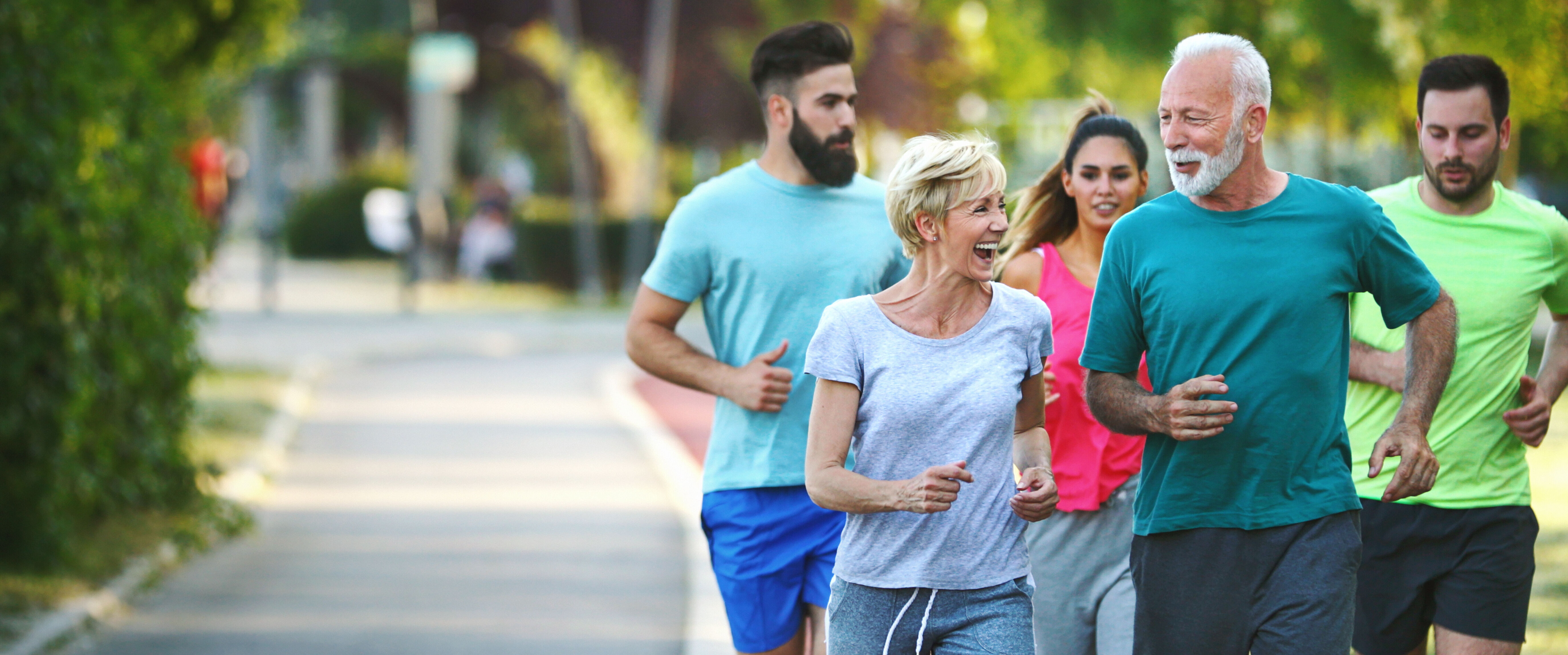Eine Gruppe von Menschen unterchiedlichsten Alters laufen