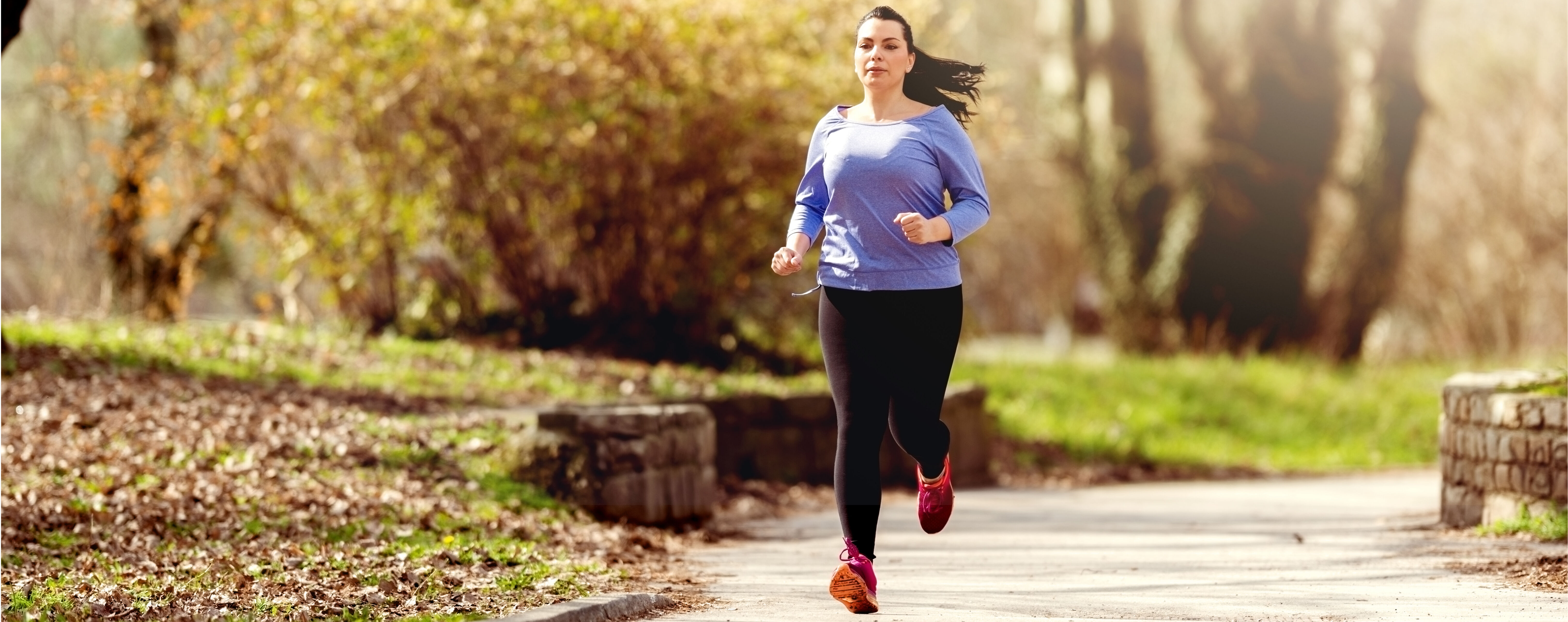 Eine Frau läuft in einem Park